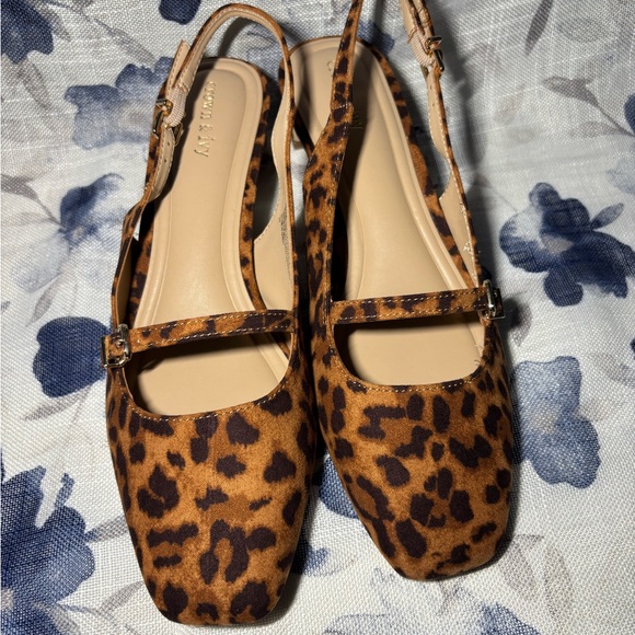 Elegant Black Lace Top and Skirt Set with Shoes & Purse Included - Picture 7 of 8